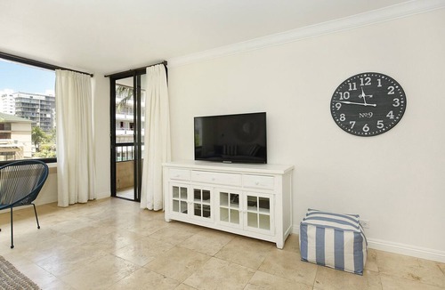 Waikiki Condo | Beautiful 2-bedroom condo, sleeps 6, washer/dryer and one free parking!