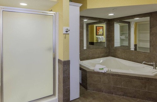 Conroe Apartment | Beautiful 2 bedroom unit at resort, sleeps 6