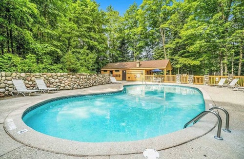 Harbor Springs Condo | Beautiful 2B/2B Harbor Springs Condo Just 6 Mi to Lake Michigan!