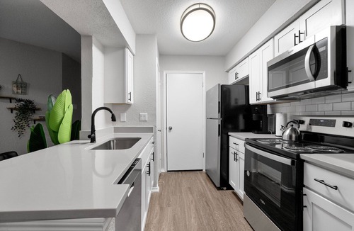 University Hills and Windsor Park Apartment | Beautiful 2BD/1BA in University Hills rwof