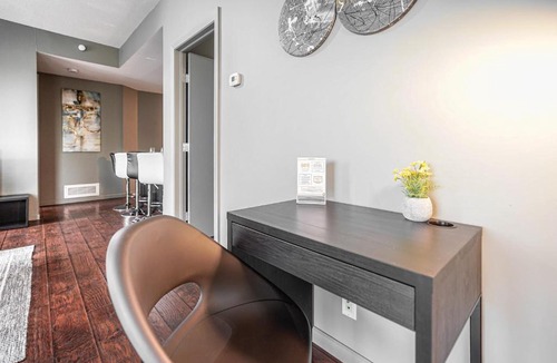 Victoria Park House | Beautiful 2bd Condo Patio Gym Parking location