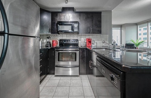 Victoria Park House | Beautiful 2bd Condo Patio Gym Parking location