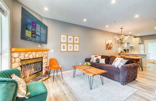 Harvie Heights House | Beautiful 2BDM 2 Bth Sleep Up to 6 Adults+Kids Townhouse W/AC at Park Gate