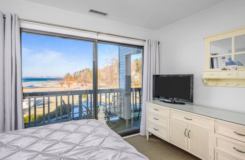 Acme Condo | 🏖️ Beautiful 2BDR Lake View Getaway @ The Shores ➠ 5579