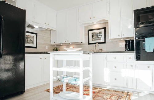Rountree House | Beautiful 2BR, 2B Bungalow in Desirable Neighborhood! Perfect for Traveling Prof