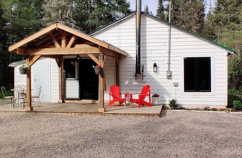 Machar Cottage | Beautiful 3+1 bedroom cottage for rent sleeps 8 surrounded by nature