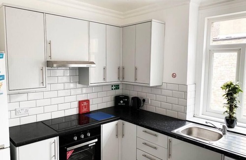 Streatham House | Beautiful 3 bed apartment free parking near trains