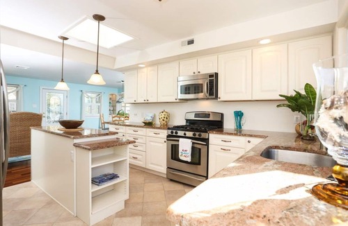 Village Green House | Beautiful 3 Bedroom, 2 Bath Home Open Concept, Sleeps 6
