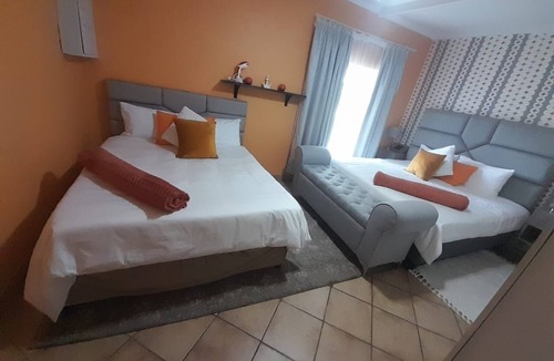 Pretoria House | Beautiful 3-bedroom farmhouse in Akasia, Pretoria, with WiFi, AC, swimming pool