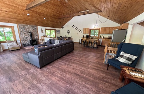 Jackson House | Beautiful 3 Bedroom Ski Home, close to Ski Areas/walking distance to Storyland!