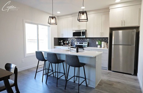 Southwest Edmonton House | Beautiful 3 King Beds|Garage|Airport|Disney+