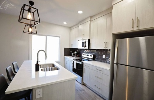 Southwest Edmonton House | Beautiful 3 King Beds|Garage|Airport|Disney+
