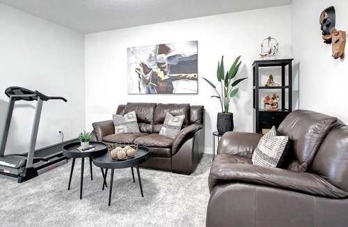 Southeast Calgary House | Beautiful 3Bed-with AC-Close to Spruce Meadows & Mountains
