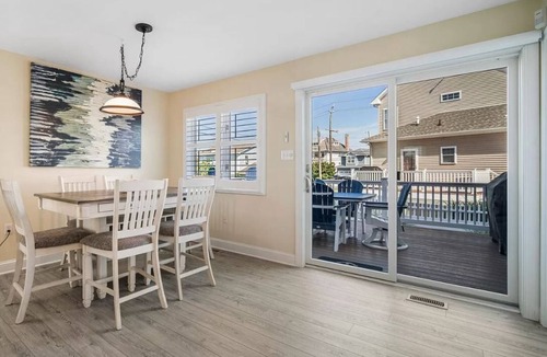 A-Zone House | Beautiful 4 bed, 4 bath - 3 blocks to beach