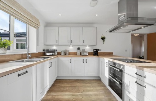 Gloucester Apartment | Beautiful 4-Bed Detached House - Pool table - Superfast Wi-Fi - Driveway for two vehicles