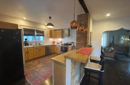 Near Eastside House | Beautiful 4-bedroom,2 Story house in downtown Indianapolis: WIFI, AC, firepit