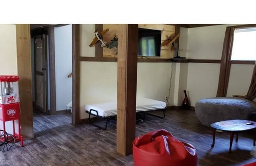 Lyndhurst Cottage | Beautiful 4 Bedroom 2bath Cottage on 3 Acre Wooded Land