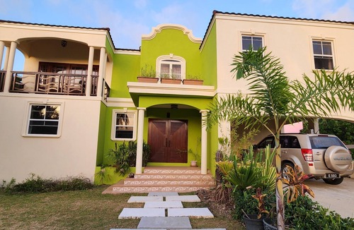 Maynards House | Beautiful 4-bedroom house in Maynards with WiFi in close proximity to 2 marinas