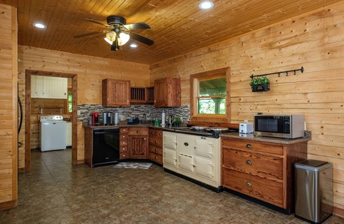 Timberville Cabin | Beautiful 4 Bedroom Log Cabin | Shenandoah Valley (NEW STOVE)