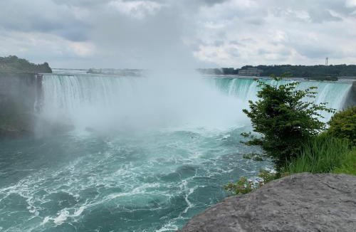 Thorold House | Beautiful 4BR Niagara Falls Getaway Sleeps 7 Free Parking Fast WiFi Family & Group Friendly
