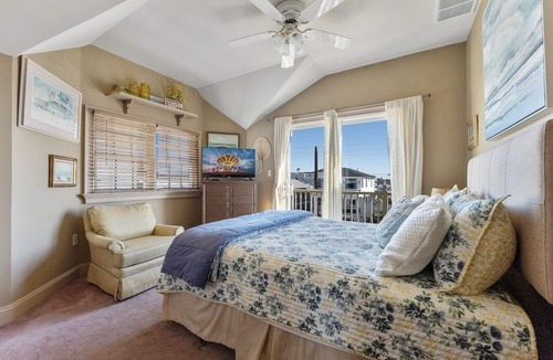Avalon House | Beautiful 5 bdrm, 3 bath Bayfront home w/fabulous views, boat slip, large pier, & floating dock.