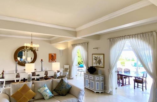 Lower Carlton Villa | Beautiful 5 Bedroom Fosters House Villa
