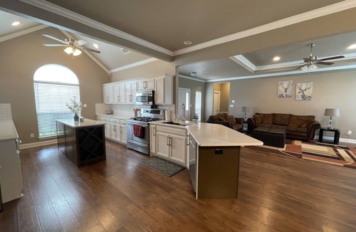 Pilot Point House | Beautiful 8.5 acres farm house with sunroom and basketball court