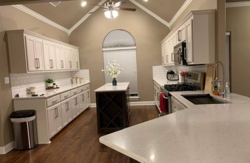 Pilot Point House | Beautiful 8.5 acres farm house with sunroom and basketball court