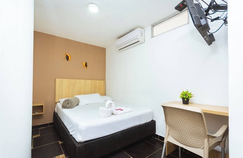 Laureles - Estadio Hotel | Beautiful accommodations in Los Colores (With air conditioning and a pool)