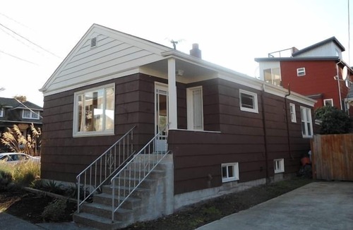 Alki Cottage | BEAUTIFUL ALKI BEACH COTTAGE 1/2 BLOCK TO BEACH 2 BR + 2 BATH
