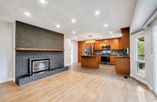 Langley House | Beautiful and fully renovated 6-bedroom, 3-bath home located