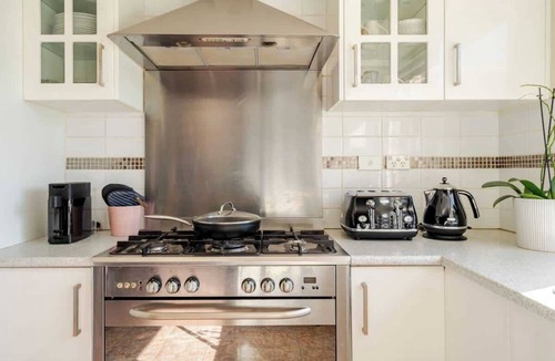 Plumpton House | Beautiful and Colourful House with Parking