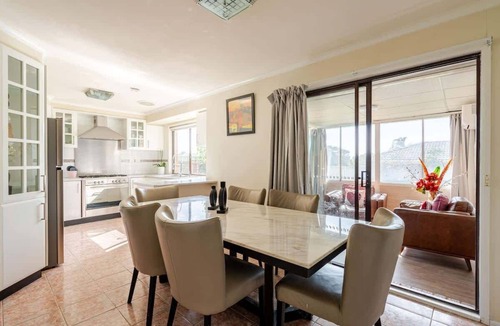 Plumpton House | Beautiful and Colourful House with Parking