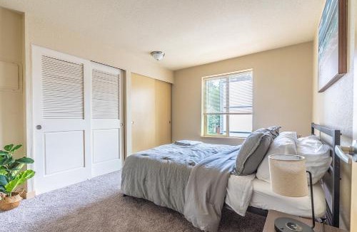 Bitter Lake Apartment | Beautiful and cozy one bedroom apartment -WiFi, BBQ, Patio, Dog park, close to Greenlake and Northgate