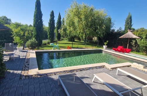 Le Thor House | Beautiful and spacious property with pool, garden and trees
