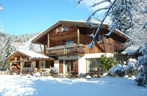 Saint-Jean-de-Sixt Apartment | Beautiful apartment in chalet, 3 km from La Clusaz garden jacuzzi