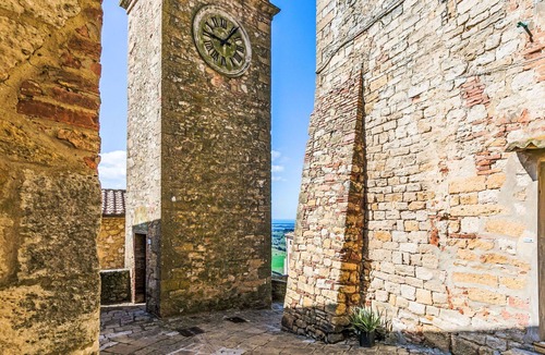 Casale Marittimo Apartment | Beautiful apartment for 4 people with pool, WIFI, TV, terrace and pets allowed