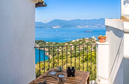 Stazzema Apartment | Beautiful apartment for 4 guests with WIFI, A/C, TV and terrace
