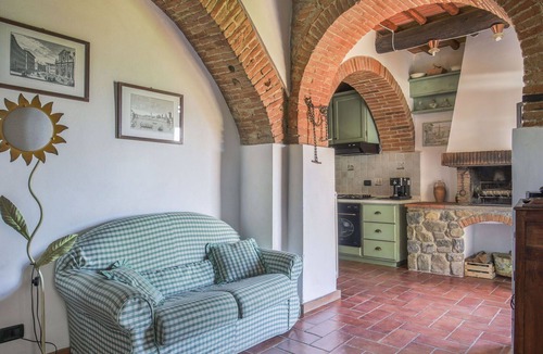 Montevarchi Villa | Beautiful apartment in villa for 4 guests with pool, WIFI, TV, patio and pets allowed