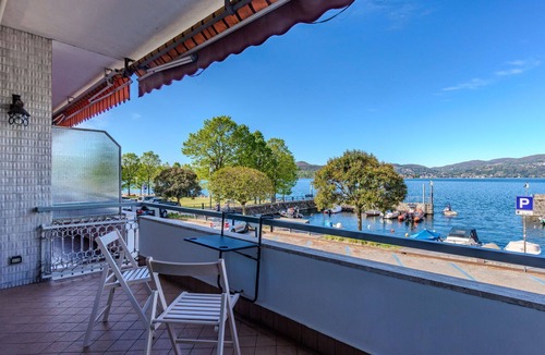 Ispra Apartment | Beautiful apartment for 4 guests with WIFI, A/C, TV and terrace