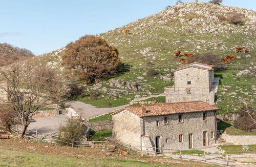 Arcidosso House | Beautiful apartment in villa for 2 guests with patio and pets allowed