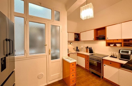 Como City Centre Apartment | Beautiful Apartment: Luminous and Serene in the Heart of Historic Como