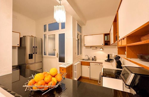 Como City Centre Apartment | Beautiful Apartment: Luminous and Serene in the Heart of Historic Como