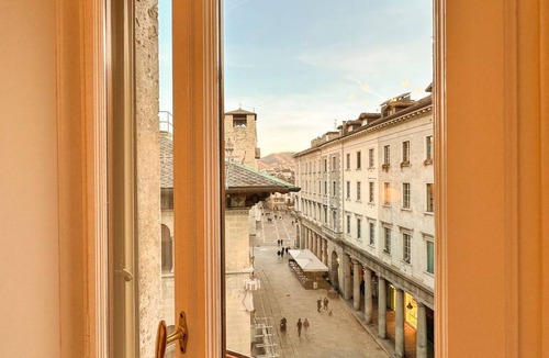 Como City Centre Apartment | Beautiful Apartment: Luminous and Serene in the Heart of Historic Como