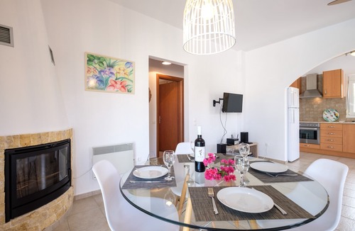 Houdetsi Villa | Beautiful, attractively furnished villa with private pool