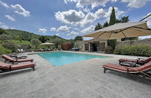 Cereste House | Beautiful Bastide in Provence with swimming pool, tennis court, and jacuzzi
