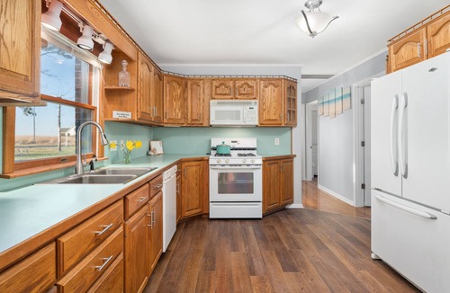 Upper Fairmount House | Beautiful Bayfront with Sanctuary Private Beach