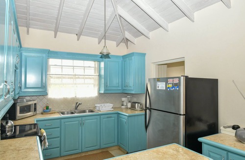 Pilgrim Place Apartment | Beautiful spacious 2 bedroom apartment with pool near beach, shops and Golf Club