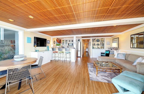 Alki Condo | Beautiful Beach Waterfront on vibrant Alki Beach in West Seattle