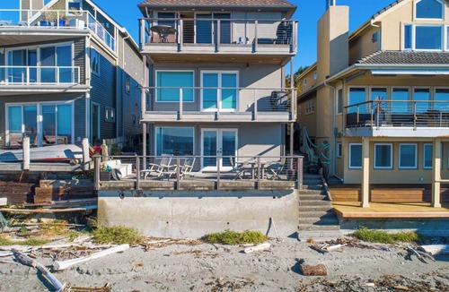 Alki Condo | Beautiful Beach Waterfront on vibrant Alki Beach in West Seattle